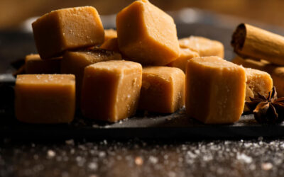 Jak dopasować styl nadruku na krówkach do charakteru wydarzenia?